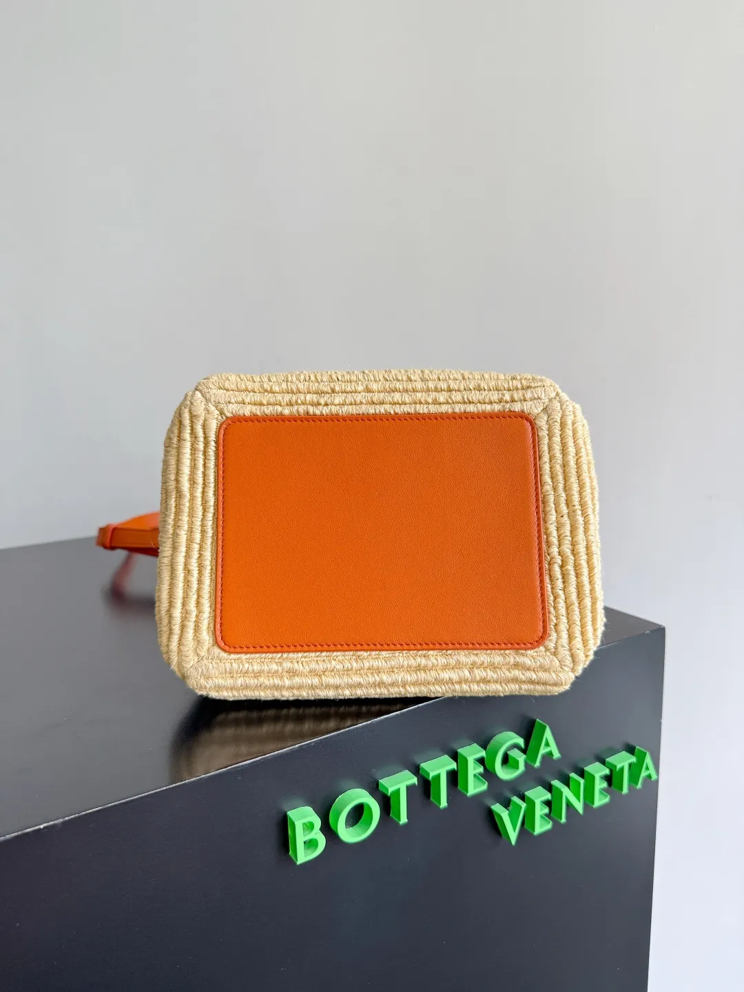 Batch 1960 Encounter BV Summer Romance - New Raffia Bag BV (Bottega Veneta) has always been known for its low-key luxury and exquisite craftsmanship, and this raffia bag fully demonstrates the soul of the brand. The appearance is like a work of art, and the natural raffia woven bag body blends into the gentleness of the summer beach. The iconic fine leather handle contrasts with the raffia, and the details are ingenious ~ giving it a high-end feel! In terms of design, the bag has an elegant shape and is suitable for hand-carrying and cross-body wear. The top leather seal ensures safety and highlights the pursuit of quality. The functions are also very good, the internal space is reasonable, and daily items such as mobile phones and wallets can be easily accommodated. This summer, let BV’s new raffia bag accompany you to interpret your unique taste, let low-key luxury accompany you, and start your exquisite summer travel ~ Style number: 827475 (796569) Size: 20*17*16.5cm